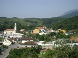 Vista parcial da cidade de Águas Mornas com destaque para a Igreja Católica dedicada ao Sagrado Coração de Jesus