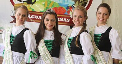 Rainha e Princesas da III Feira Agropecuária- Marilice Theisges, Rafaela Weingartner, Juliana Sperber, Roberta Wilvert.