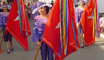 Bandeiras do Divino Espírito Santo sendo conduzidas pelas ruas da cidade de Santo Amaro da Imperatriz