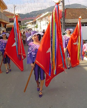 Bandeiras do Divino Espírito Santo sendo conduzidas pelas ruas da cidade de Santo Amaro da Imperatriz