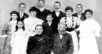 Na foto a família dos comerciantes Johann Philipp – Christina Scheer Hammes, com seus dez filhos.
